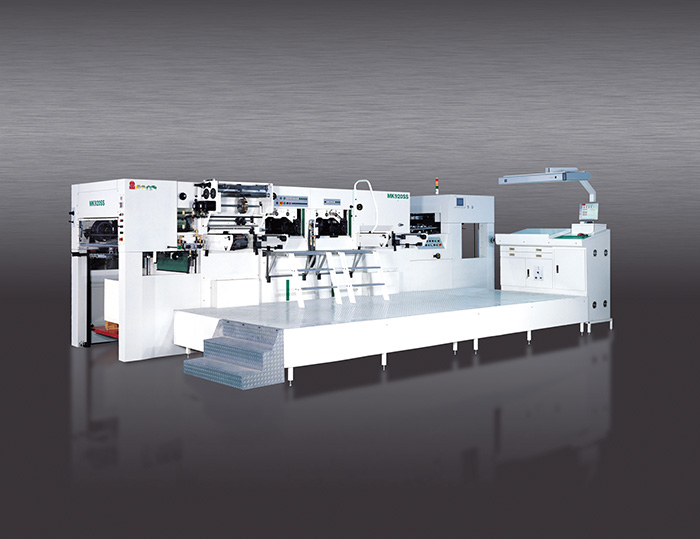 MK 920SS雙機(jī)組燙金機(jī)
技術(shù)描述：雙機(jī)組整機(jī)設(shè)計(jì)技術(shù)
雙機(jī)組專利技術(shù)，一次走紙完成多次燙金，成為煙包經(jīng)典。